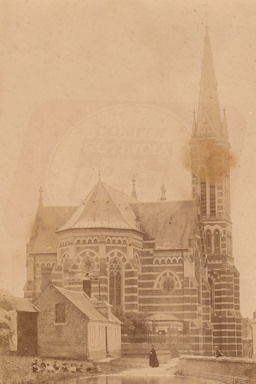 Association Comité Rotincia - Le chanoine d'Hallu davant l'église du Sacré-Cœur, début 1900 - Cliquer pour agrandir
